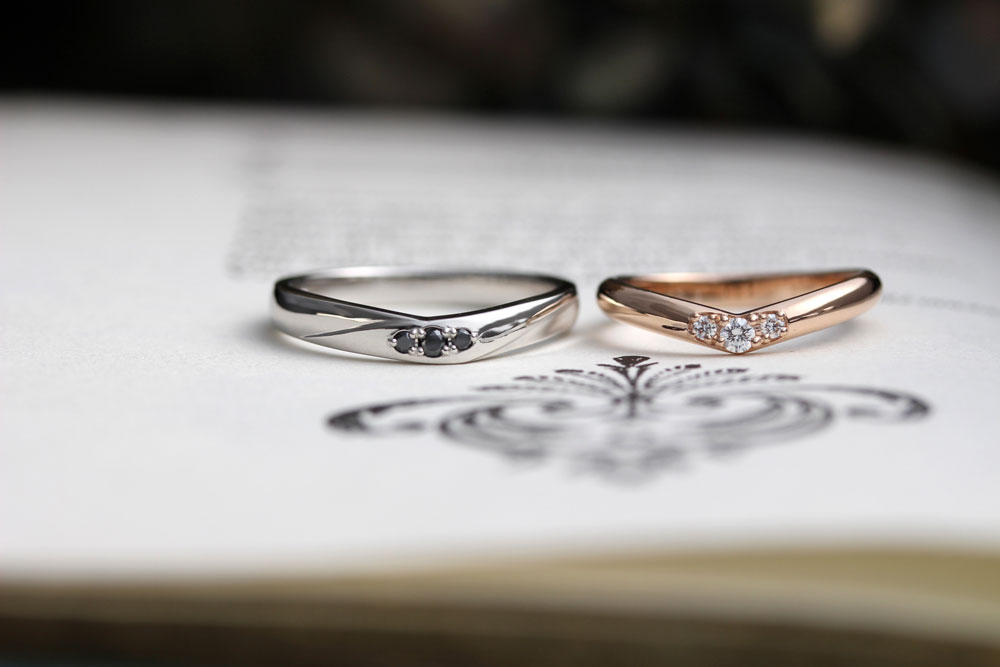 ピンクゴールド&ブラックダイヤを使用したVライン結婚指輪(吉田様オーダーメイド)