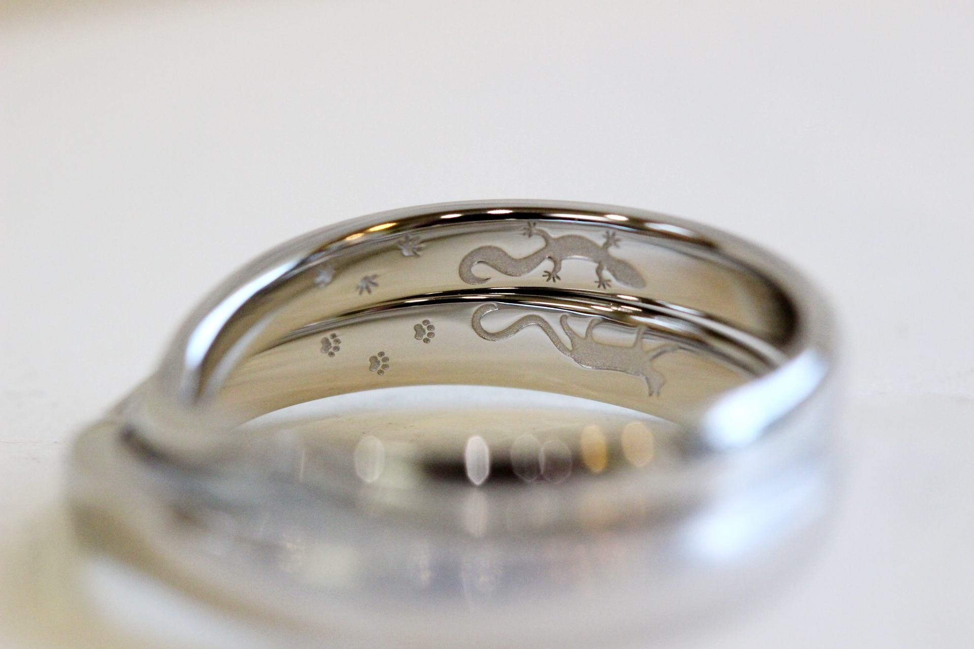 ヒョウモントカゲモドキと猫の刻印マリッジリング(お客様オーダーメイド結婚指輪)
