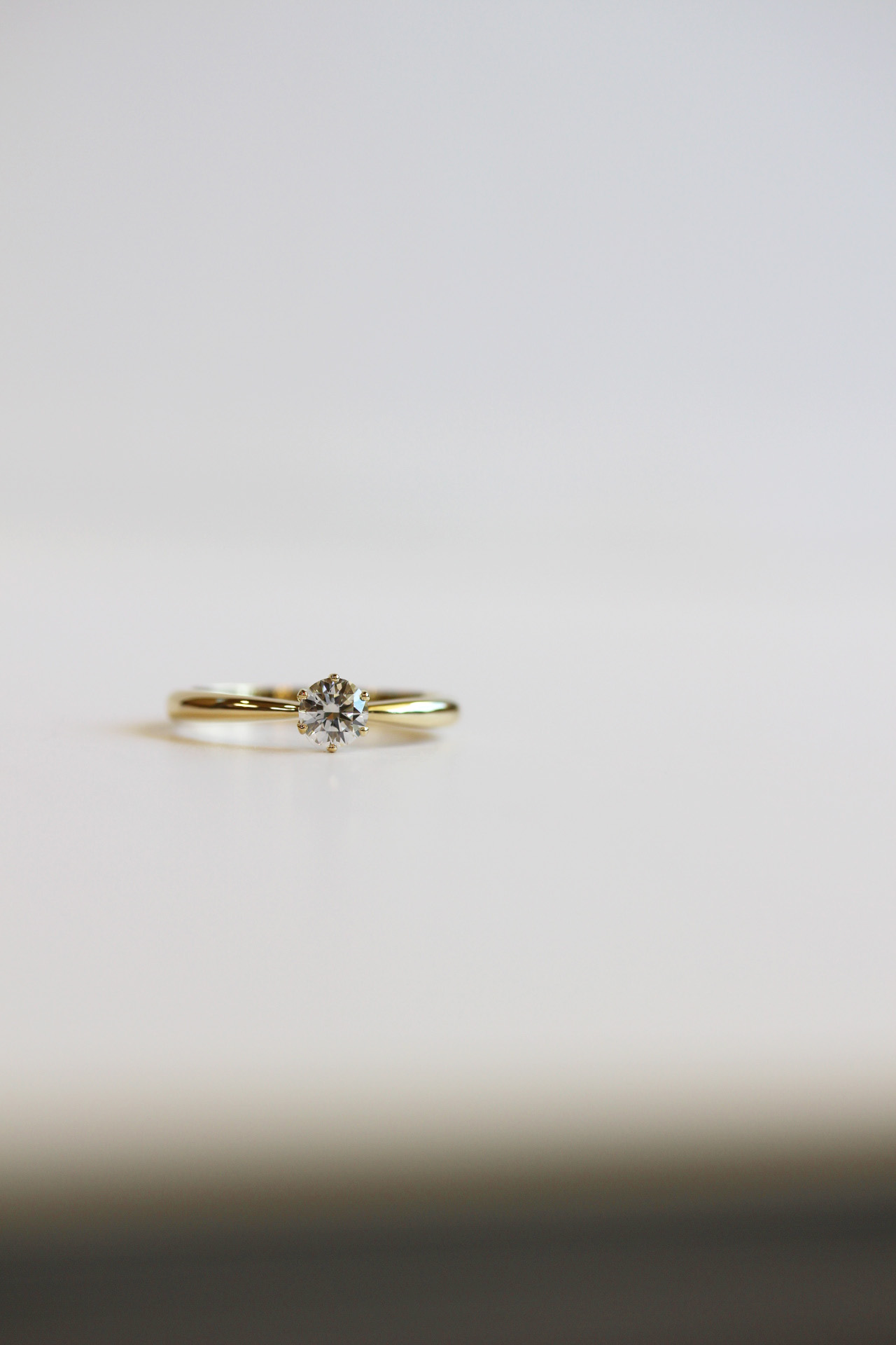 スッキリと上品に。輝きを引き立てるエンゲージリング【比嘉様オーダーメイド婚約指輪】