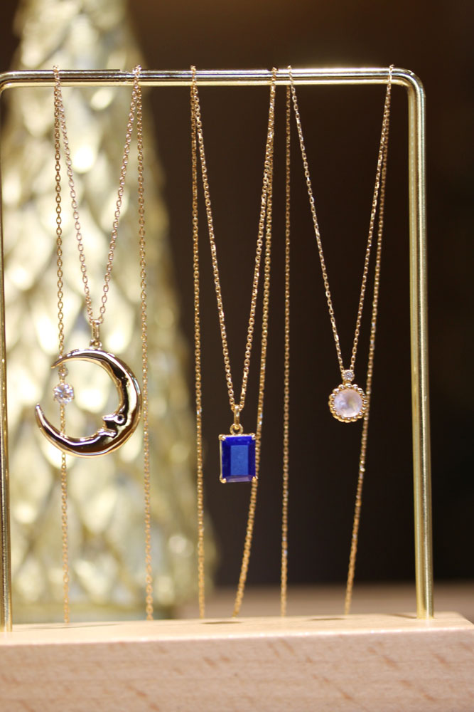 クリスマスの灯りに映える【物語をまとうジュエリーたち】