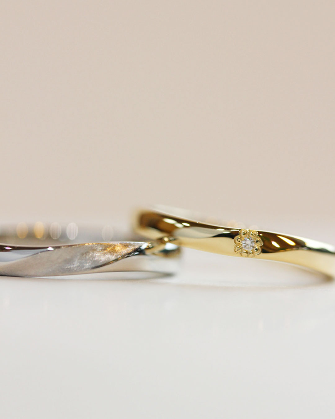 指に馴染むやさしい曲線の結婚指輪｜ゴールドとプラチナのマリッジリング|高橋様オーダーメイド