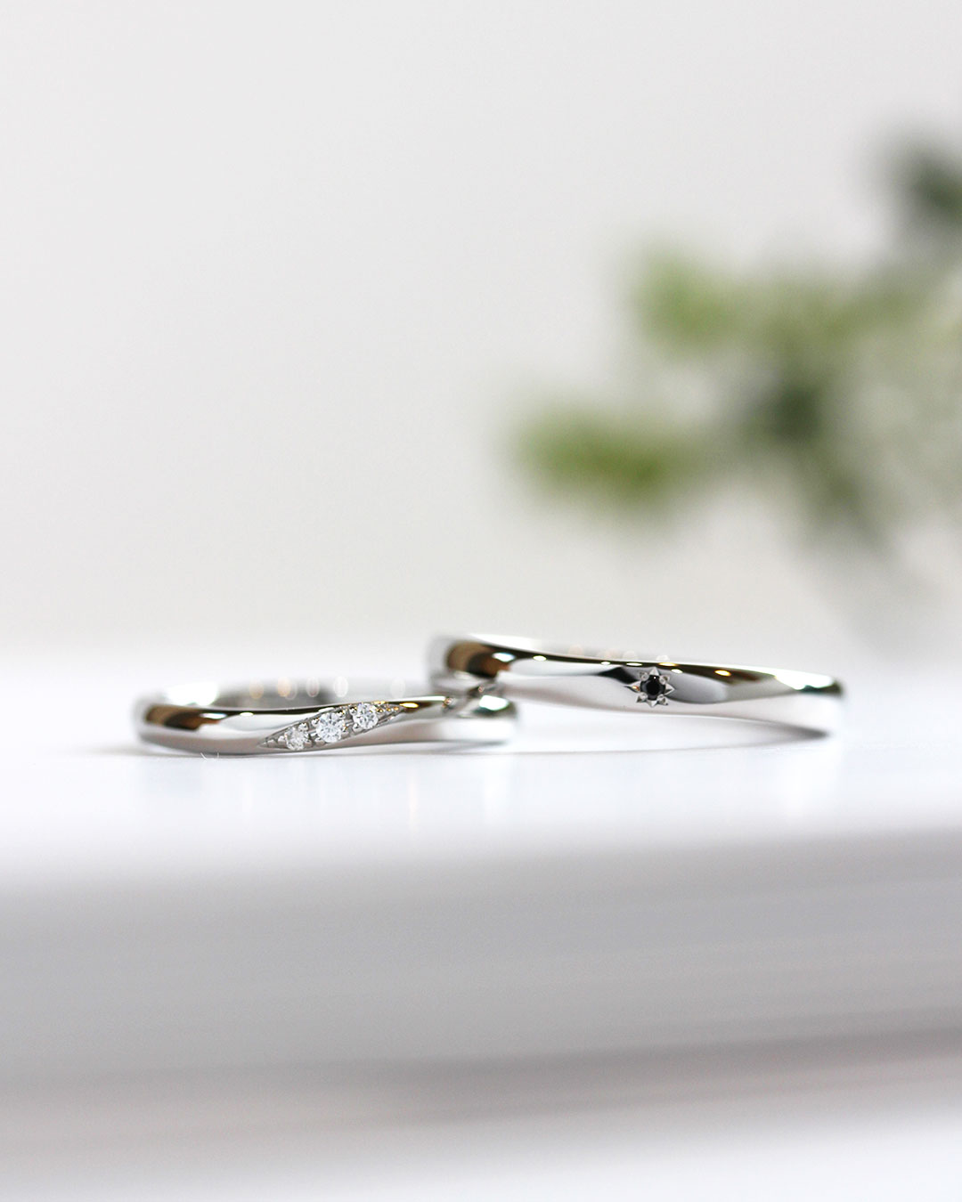 やさしい曲線に想いを重ねた結婚指輪｜星留めのブラックダイヤ×3石ダイヤ（プラチナ900）